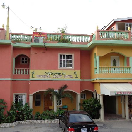 Tropical Court Hotel Teluk Montego Bagian luar foto