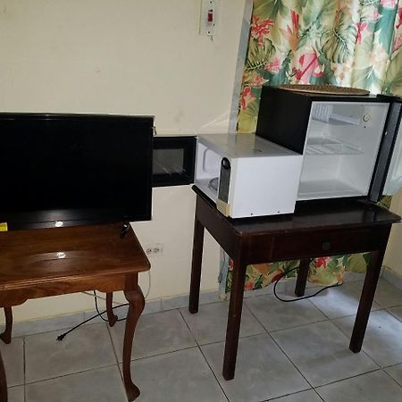 Tropical Court Hotel Teluk Montego Bagian luar foto