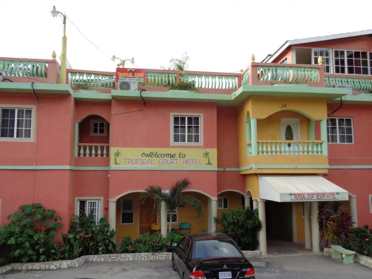Tropical Court Hotel Teluk Montego Bagian luar foto