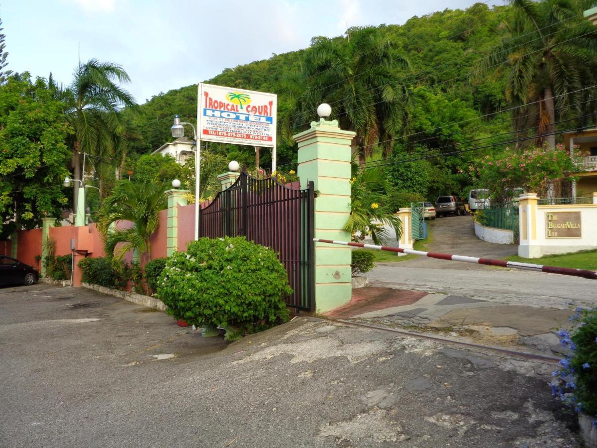 Tropical Court Hotel Teluk Montego Bagian luar foto