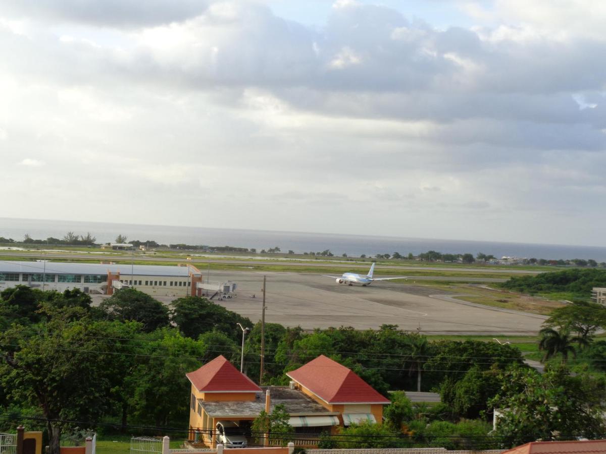Tropical Court Hotel Teluk Montego Bagian luar foto