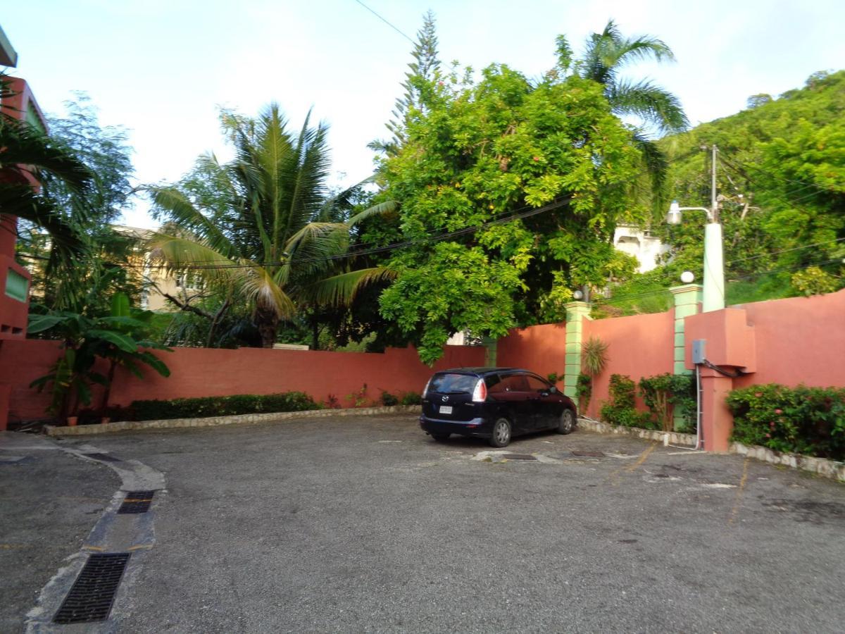 Tropical Court Hotel Teluk Montego Bagian luar foto