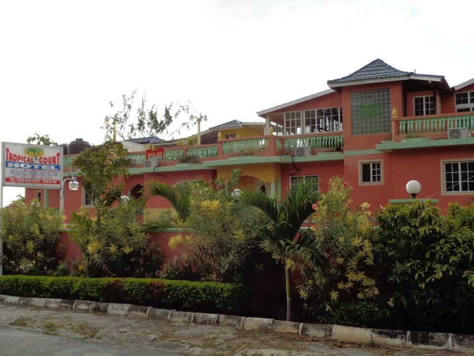 Tropical Court Hotel Teluk Montego Bagian luar foto