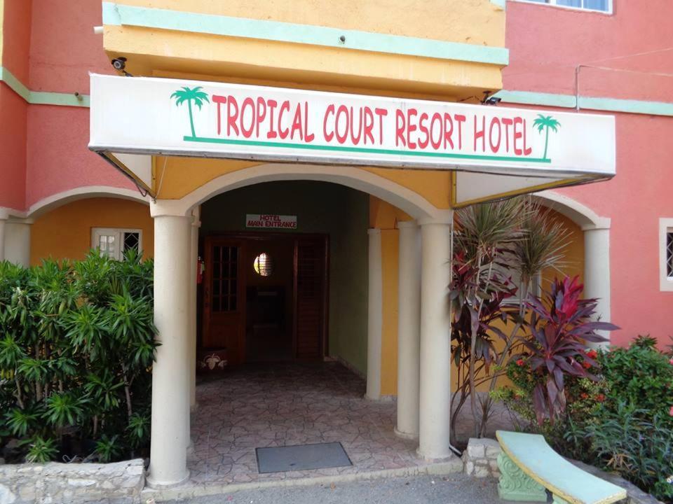 Tropical Court Hotel Teluk Montego Bagian luar foto