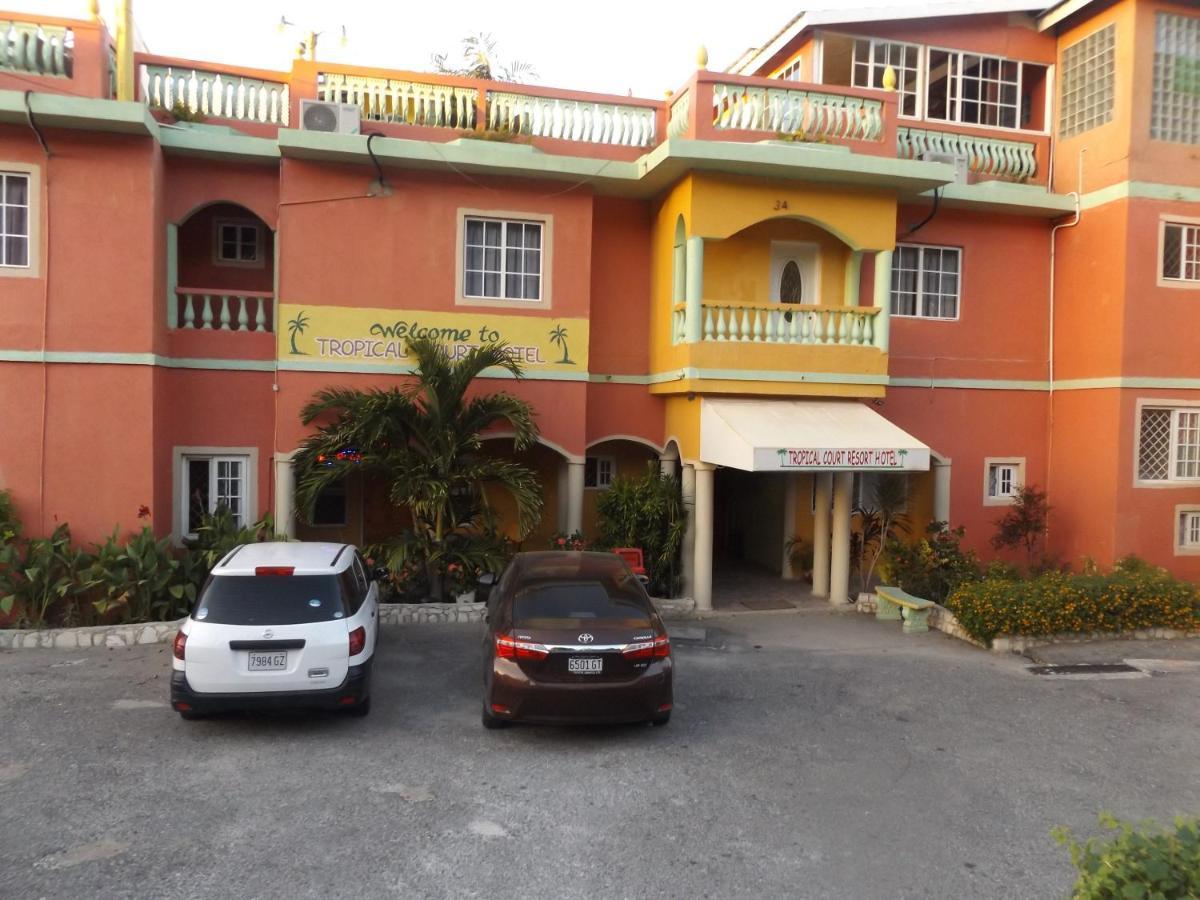 Tropical Court Hotel Teluk Montego Bagian luar foto