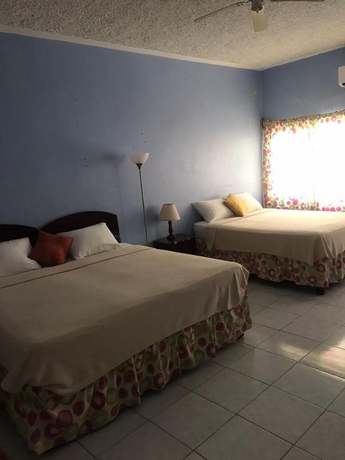 Tropical Court Hotel Teluk Montego Bagian luar foto