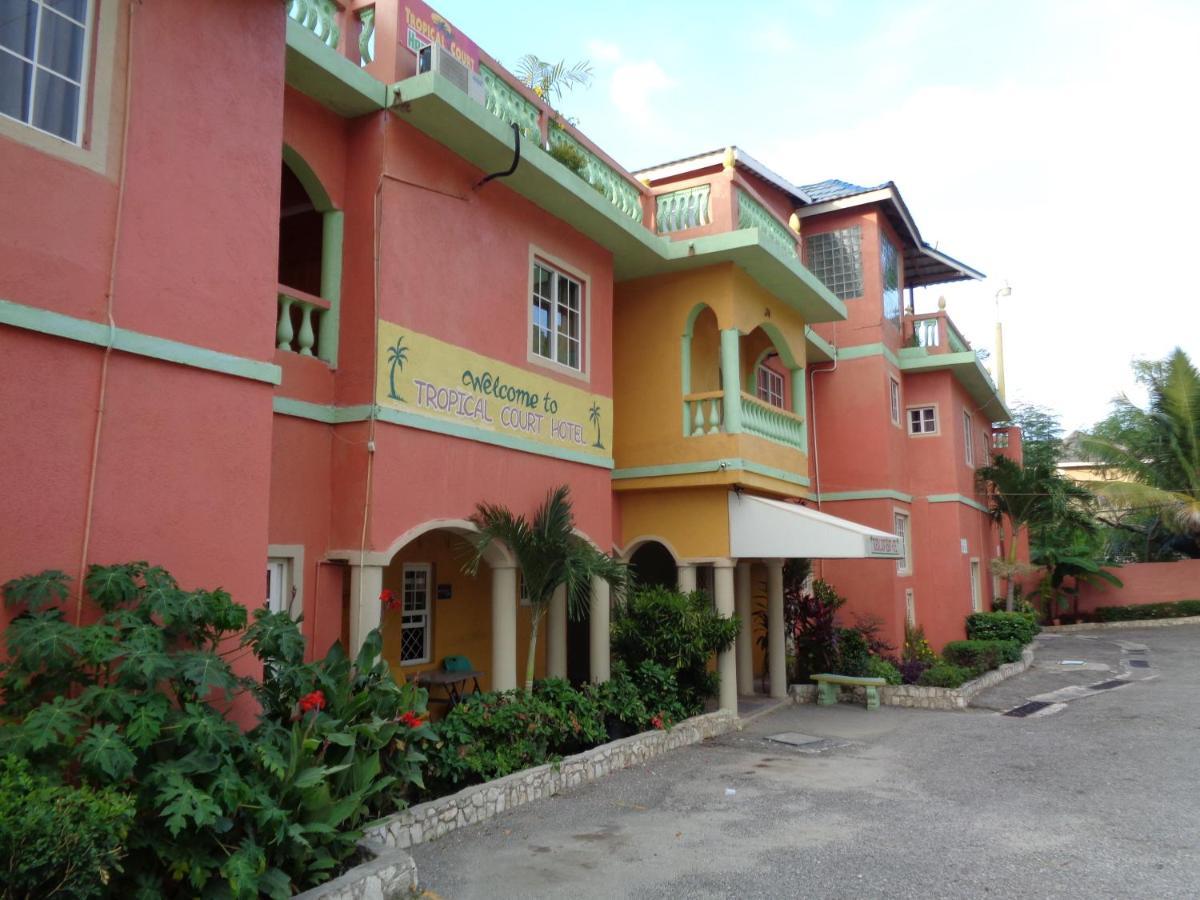 Tropical Court Hotel Teluk Montego Bagian luar foto
