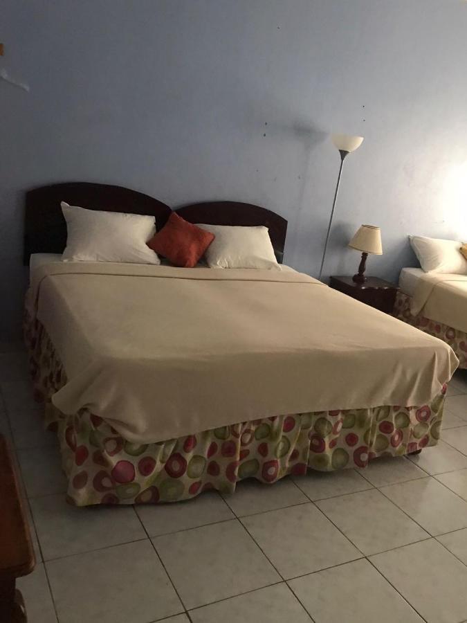 Tropical Court Hotel Teluk Montego Bagian luar foto