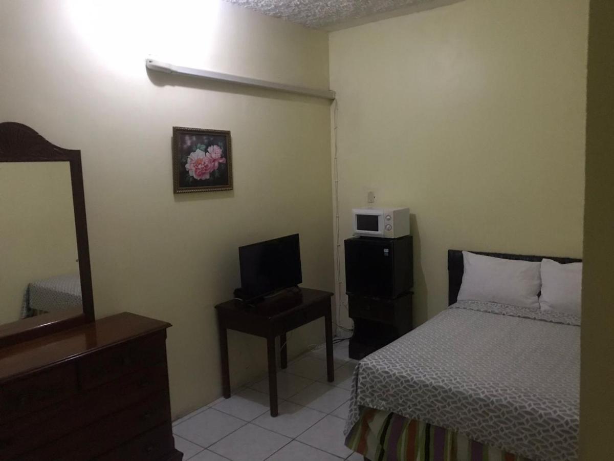 Tropical Court Hotel Teluk Montego Bagian luar foto