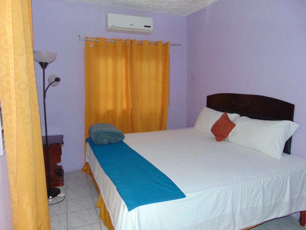 Tropical Court Hotel Teluk Montego Bagian luar foto