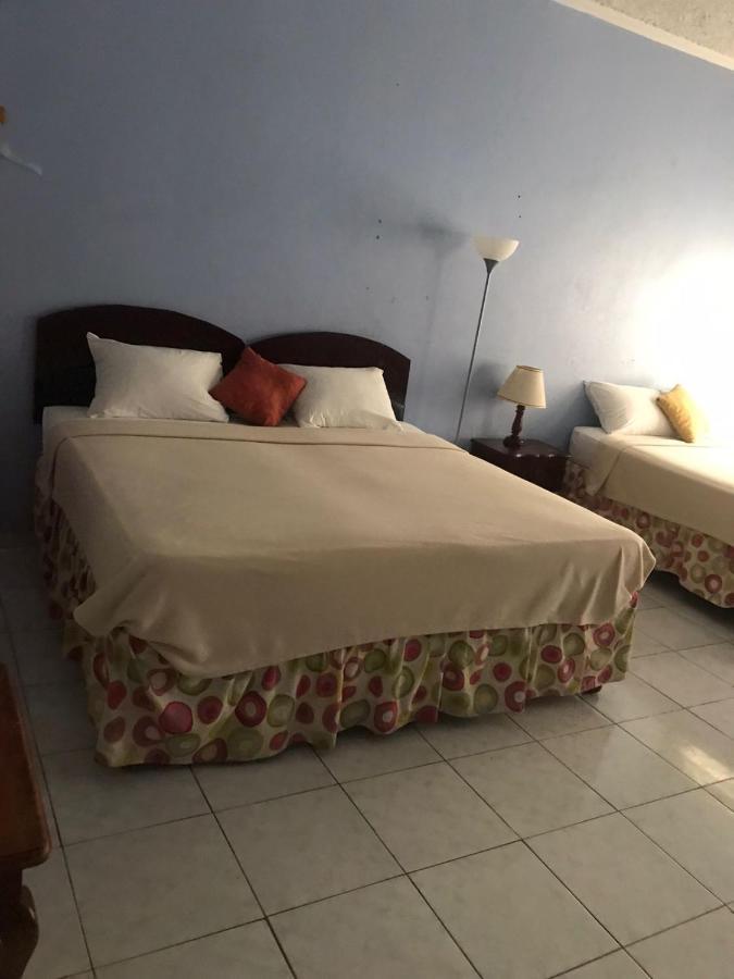 Tropical Court Hotel Teluk Montego Bagian luar foto