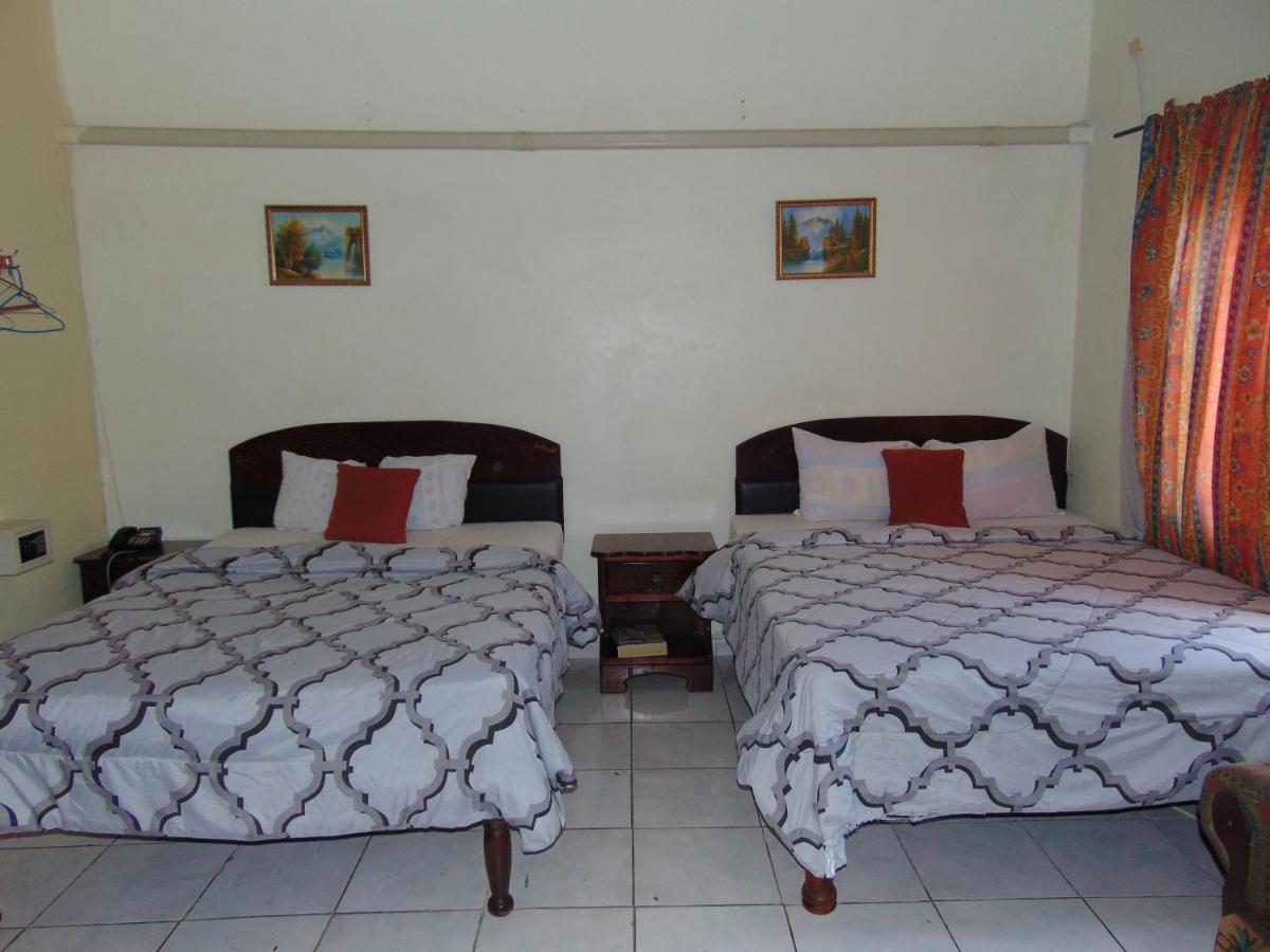 Tropical Court Hotel Teluk Montego Bagian luar foto