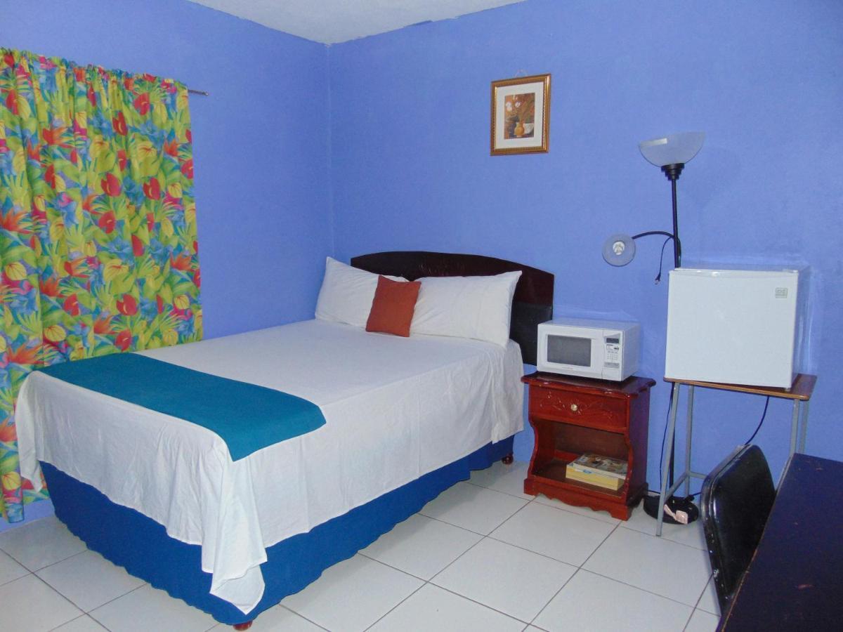 Tropical Court Hotel Teluk Montego Bagian luar foto