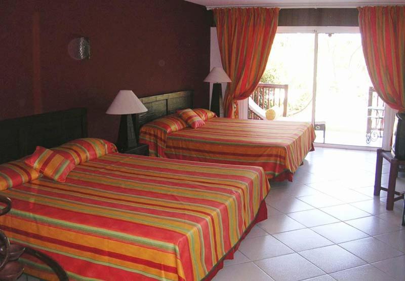 Tropical Court Hotel Teluk Montego Bagian luar foto