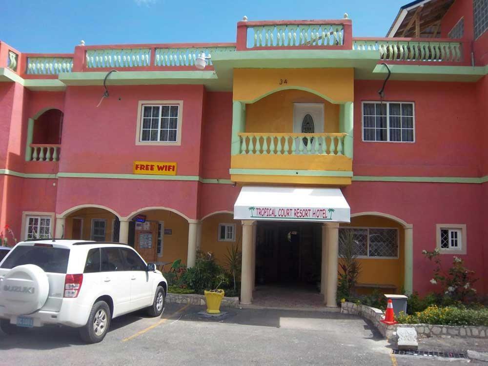 Tropical Court Hotel Teluk Montego Bagian luar foto