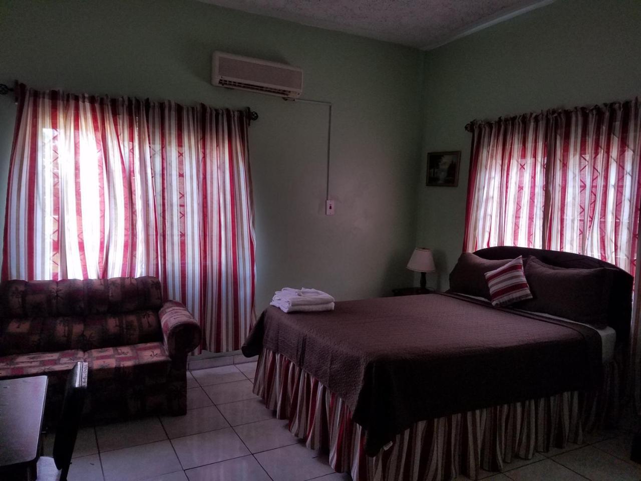 Tropical Court Hotel Teluk Montego Bagian luar foto