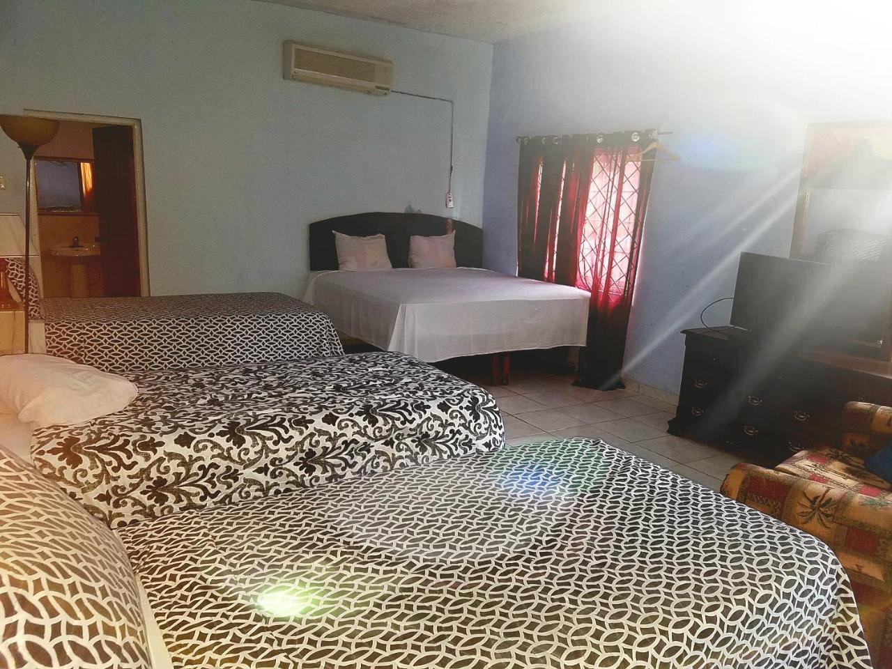 Tropical Court Hotel Teluk Montego Bagian luar foto