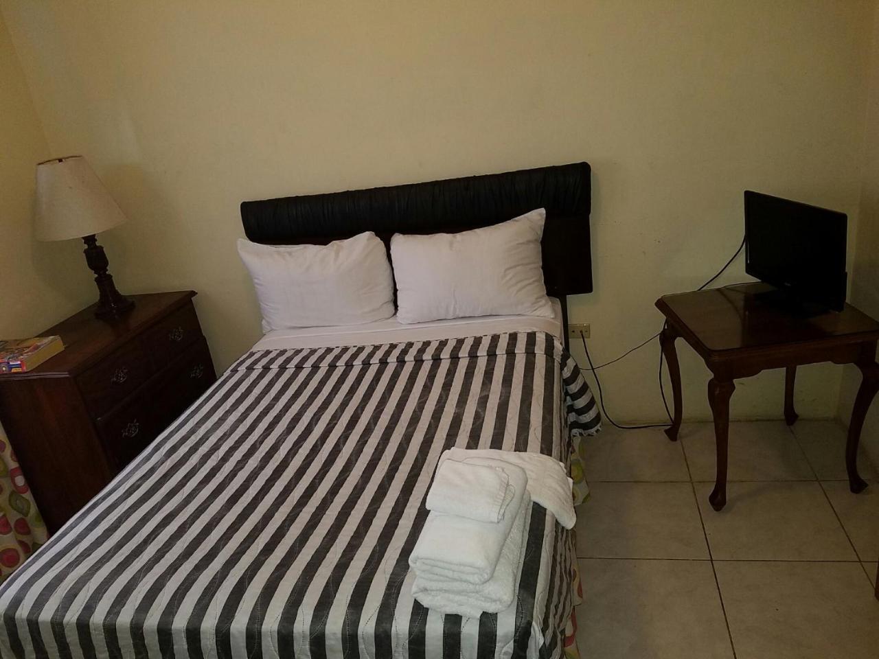Tropical Court Hotel Teluk Montego Bagian luar foto