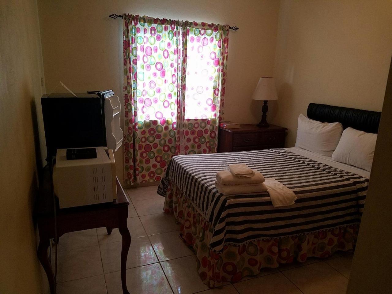 Tropical Court Hotel Teluk Montego Bagian luar foto