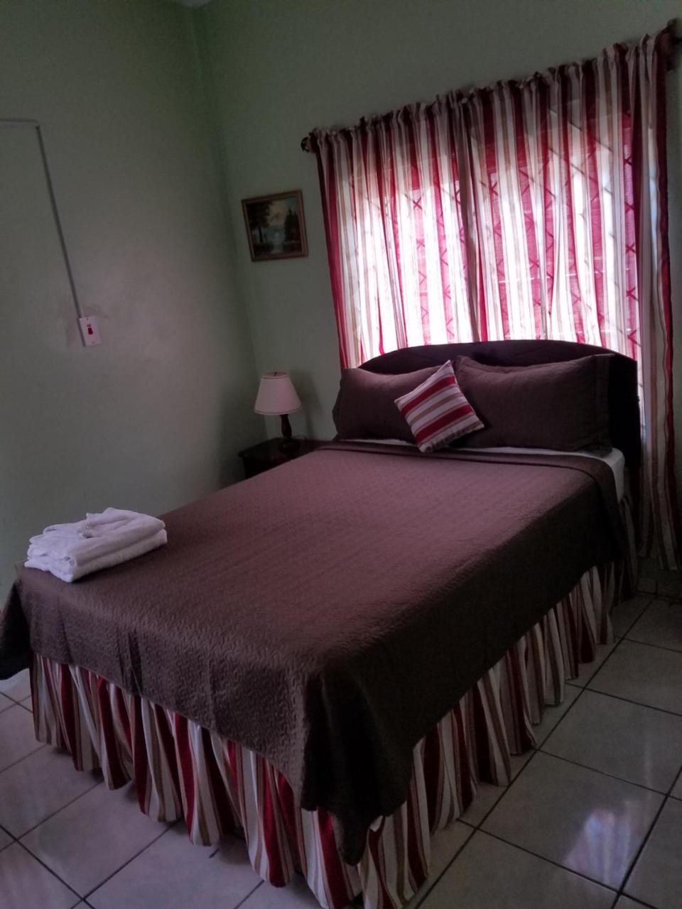 Tropical Court Hotel Teluk Montego Bagian luar foto