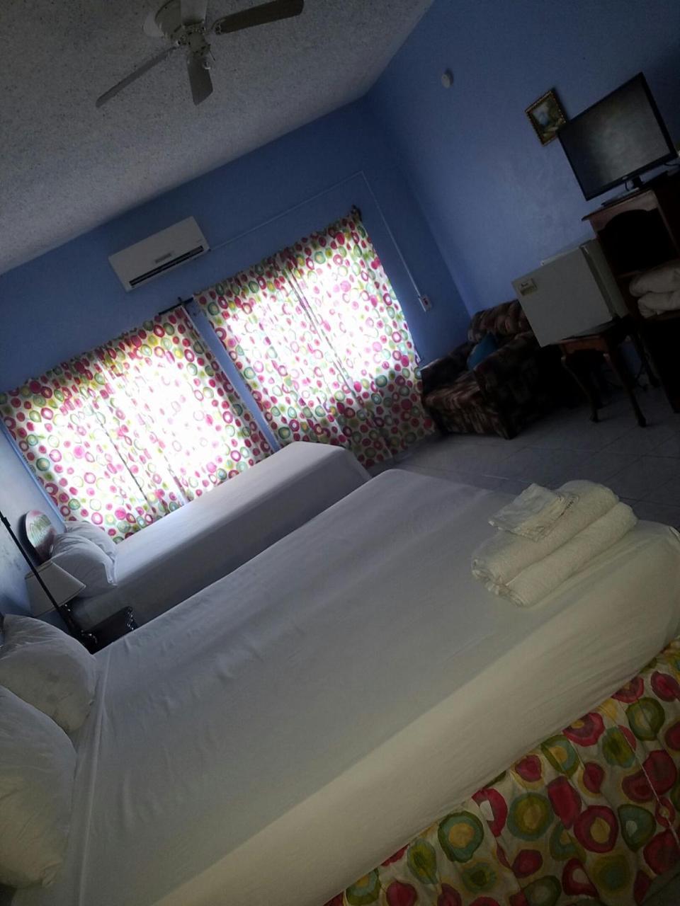 Tropical Court Hotel Teluk Montego Bagian luar foto