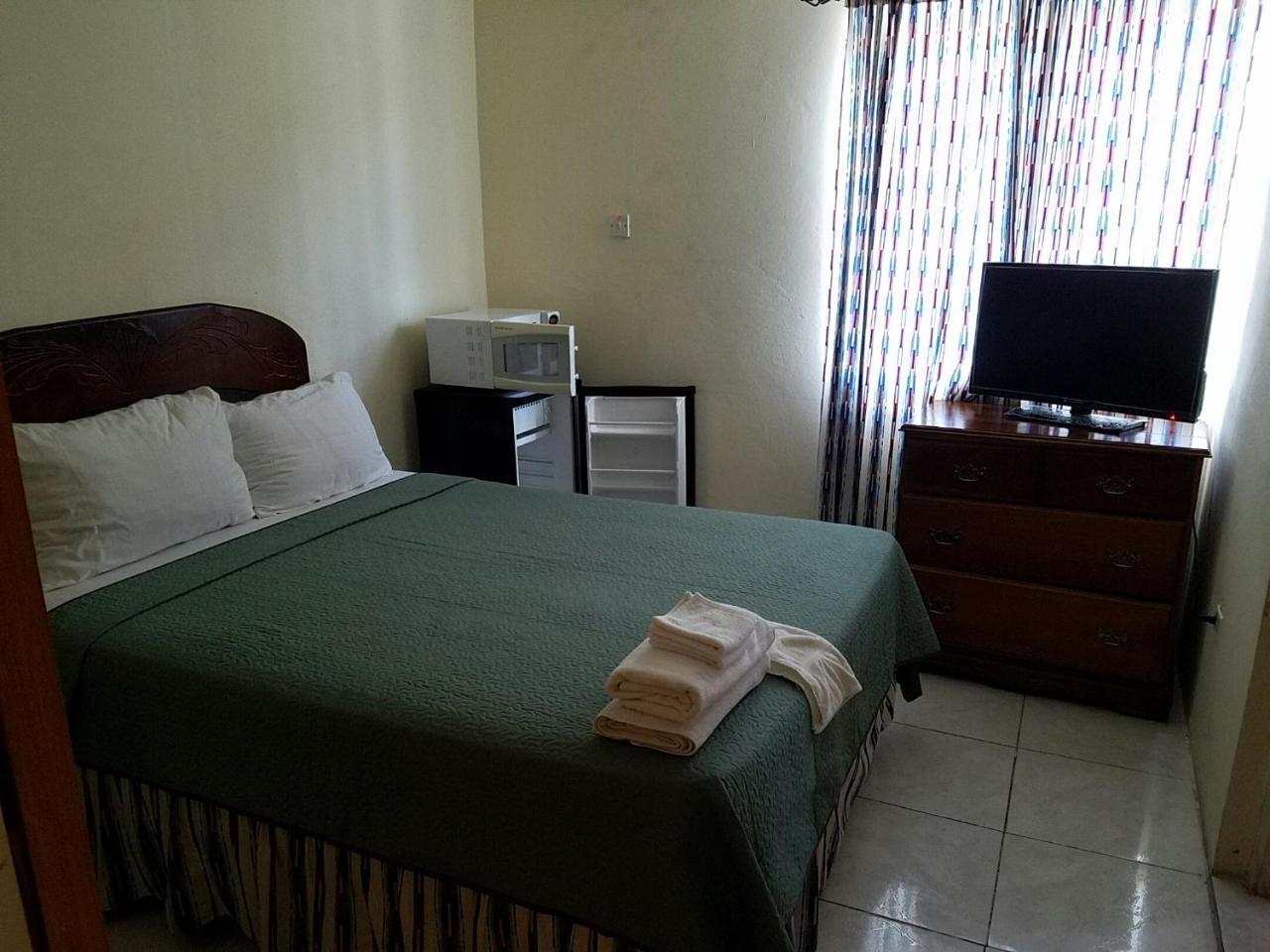 Tropical Court Hotel Teluk Montego Bagian luar foto