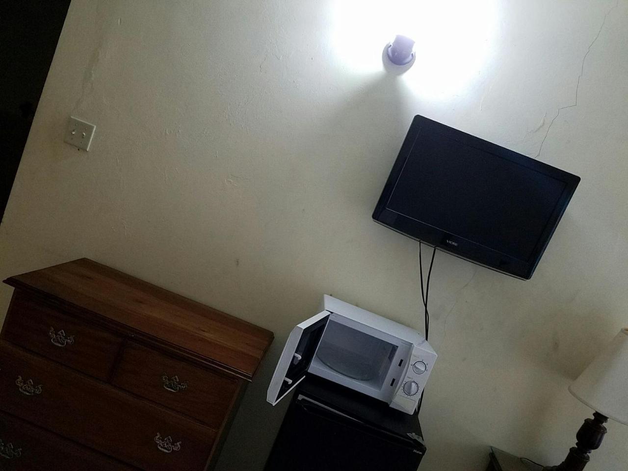 Tropical Court Hotel Teluk Montego Bagian luar foto