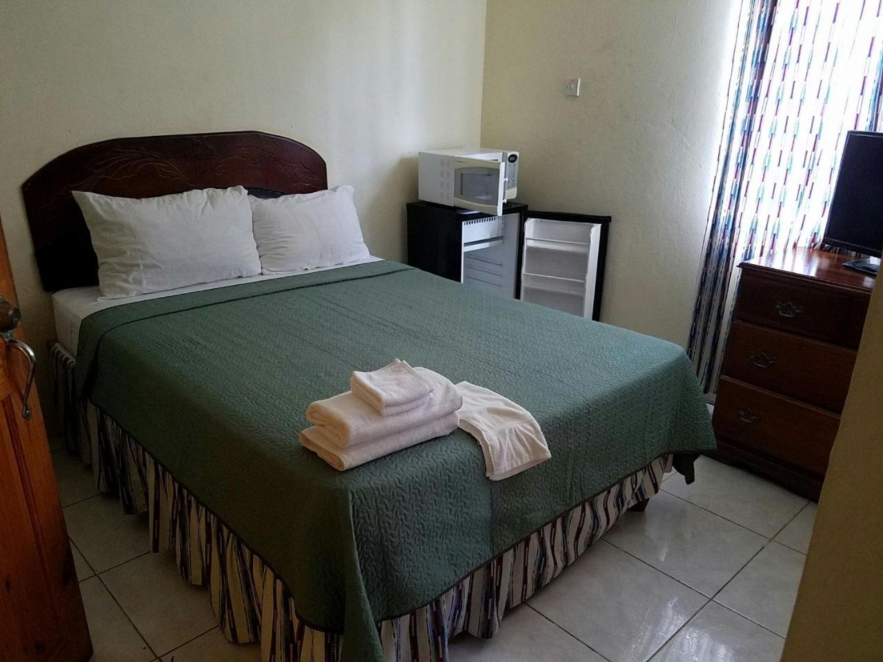 Tropical Court Hotel Teluk Montego Bagian luar foto